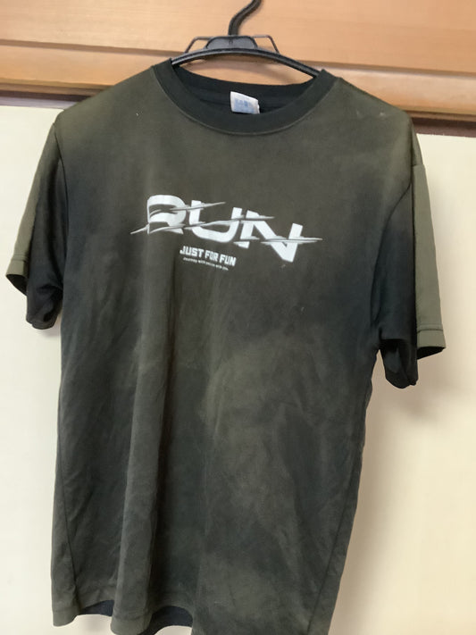 26 The golden RUN tee stolen from Sequinho